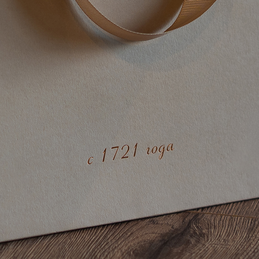 Тиснение «с 1721 года» золотой фольгой